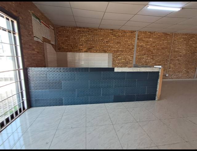 300M² RETAIL TO LET IN DE DEUR